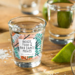 Tropisch strand Funny Wedding Favor Shot Glas<br><div class="desc">Tropische bruiloft is een goede zaak voor je strandtrouwgasten. Glazen met een tropisch patroon met een zwarte tekst die erop staat: Booze,  food en bad dance verplaatsen. Pas je aan met je namen en trouwdatum.</div>