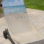 Tropisch  strand hart Shore Monogram Strandlaken<br><div class="desc">Beach themed strand dowel met een zandige zomerstrand met twee harten aan de kust, en je initialen. Klik op de knop "Aanpassen" voor verdere personalisatie van deze sjabloon. U zult al tekst, met inbegrip van de stijl, de kleuren, en de grootte kunnen wijzigen. Als je echter niet kunt vinden wat...</div>
