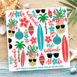 Tropisch strand Hawaiian Pineapple Mele Kalikimaka Feestdagenkaart<br><div class="desc">Met de Tropisch strandthema Square kerstkaart is een patroon te zien van surfplanken,  palmbomen met tekenverlichting,  ananassen met decoratie,  hibiscus bloemen,  zonnebrillen,  ornamenten en de Hawaiiaanse groeten "Mele Kalikimaka" en "Aloha". Ideaal voor strand-,  kust-,  eiland- en surfthema's. Oorspronkelijk kunstwerk KL Stock.</div>