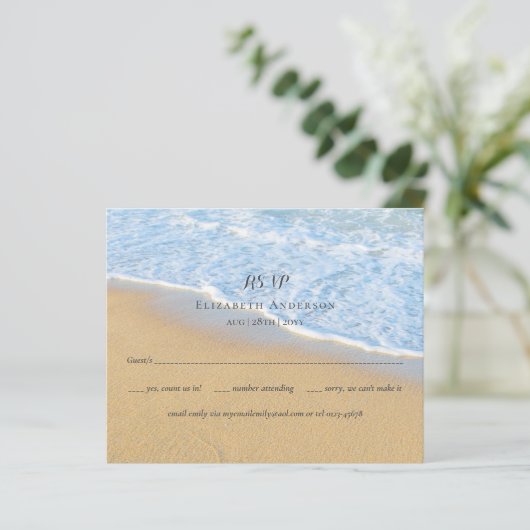 Tropisch strand Initialen Sand Wedding RSVP (Staand voorkant)