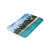 Tropisch strand met de dikke witte zand op het str badmat (Gekanteld)