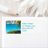 Tropisch strand met handpalmen etiket (Insitu)