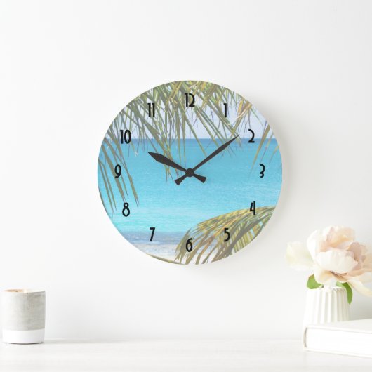 Tropisch strand met handpalmen grote klok (Huis)