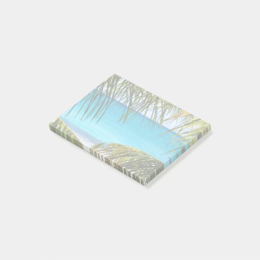 Tropisch strand met handpalmen post-it® notes (Schuin)