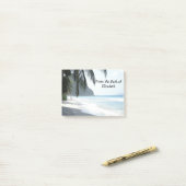 Tropisch strand met palmbomen gepersonaliseerd post-it® notes (Op bureau)