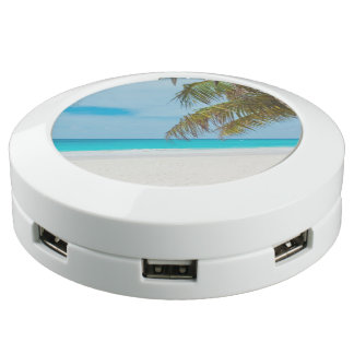 Tropisch strand met palmbomen USB oplaadstation