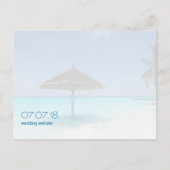 Tropisch strand met rieten paraplu bruiloft STD Aankondigingskaart (Achterkant)