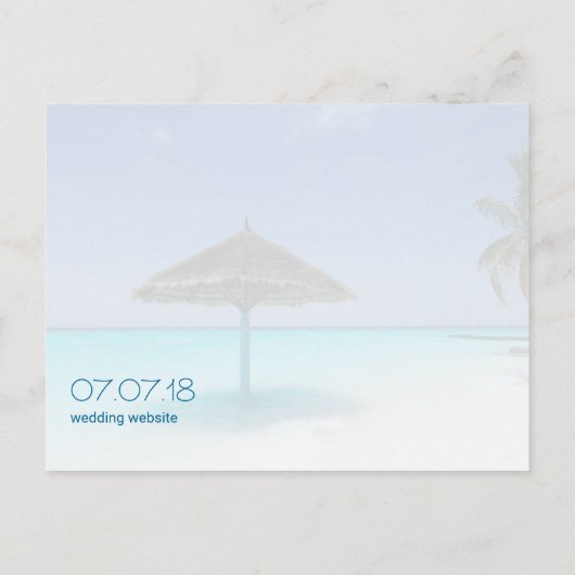 Tropisch strand met rieten paraplu bruiloft STD Aankondigingskaart (Achterkant)