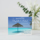 Tropisch strand met rieten paraplu bruiloft STD Aankondigingskaart (Staand voorkant)