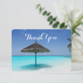 Tropisch strand met rieten paraplu dank u bedankkaart (Staand voorkant)