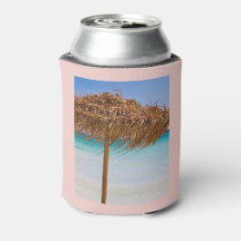 Tropisch strand met rieten parasol blikjeskoeler