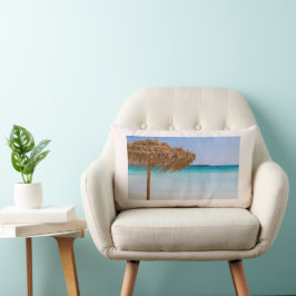 Tropisch strand met rieten parasol kussen