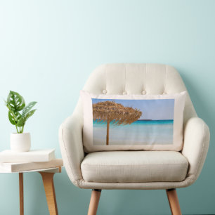 Tropisch strand met rieten parasol kussen