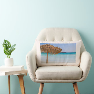 Tropisch strand met rieten parasol kussen