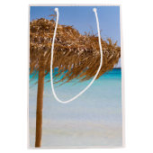 Tropisch strand met rieten parasol medium cadeauzakje (Voorkant)