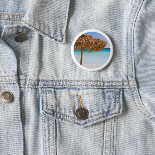 Tropisch strand met rieten parasol ronde button 5,7 cm (In situ)