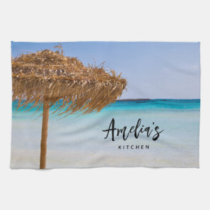 Tropisch strand met rieten parasol theedoek