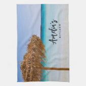 Tropisch strand met rieten parasol theedoek (Verticaal)