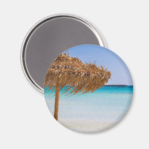 Tropisch strand met strooien parasol magneet