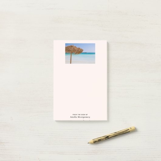 Tropisch strand met strooien parasol post-it® notes (Op bureau)