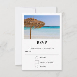 Tropisch strand met strooien parasol voor een trou RSVP kaartje