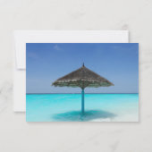 Tropisch strand met Thatched Umbrella Wedding RSVP (Achterkant)