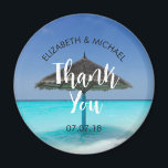 Tropisch strand met trouwfeest onder rieten paraso magneet<br><div class="desc">Een trouw dank je magnetische kaart met een foto van een schilderachtig tropisch strand in de Malediven. Een wit zandstrand en kristalblauw water met een enkele rieten parasol. Afgelegen en sereen.</div>