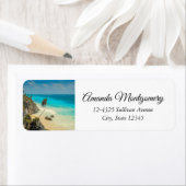 Tropisch strand met wind geveegd palmbomen etiket (Insitu)