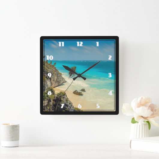 Tropisch strand met wind geveegd palmbomen vierkante klok (Huis)