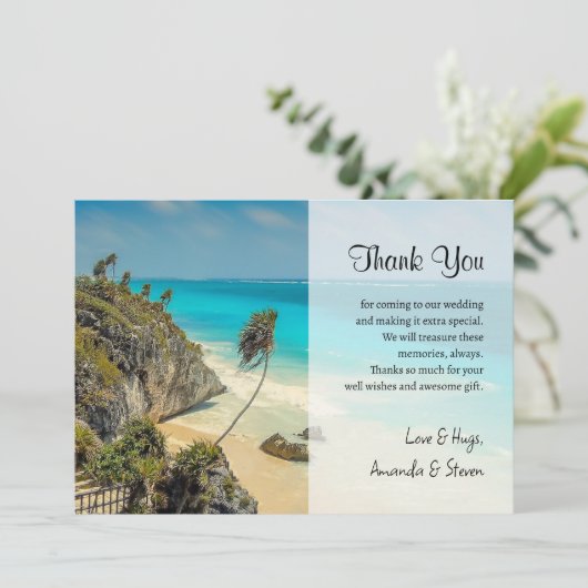 Tropisch strand met wind geveegde bomen bedankkaart (Staand voorkant)