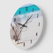 Tropisch strand met witte schelpen grote klok (Hoek)