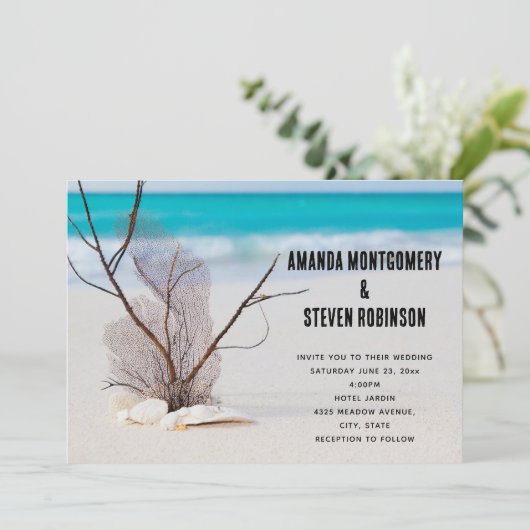 Tropisch strand met witte zeeschelpen bruiloft kaart (Staand voorkant)