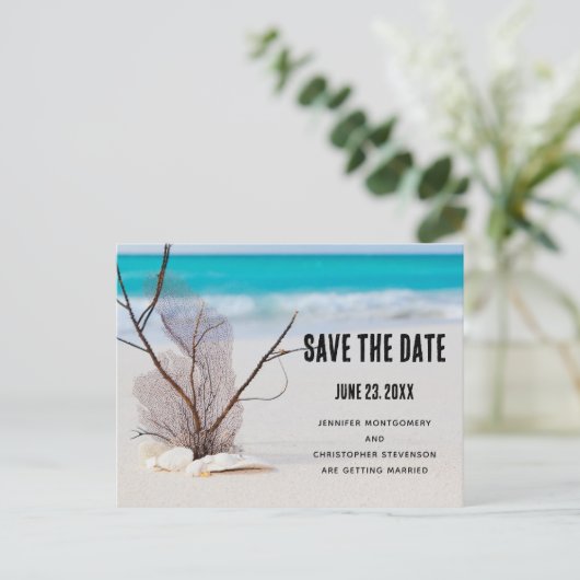 Tropisch strand met witte zeeschelpen Save the Dat Uitnodiging Briefkaart (Staand voorkant)