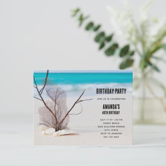 Tropisch strand met witte zeeschelpen Verjaardag Uitnodiging Briefkaart (Staand voorkant)