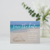 Tropisch strand met zandhart Save the Date Annou Aankondigingskaart (Staand voorkant)