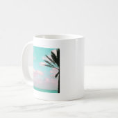 Tropisch strand, oceaanUitzicht, roze wolken, palm Koffiemok (Voorkant links)