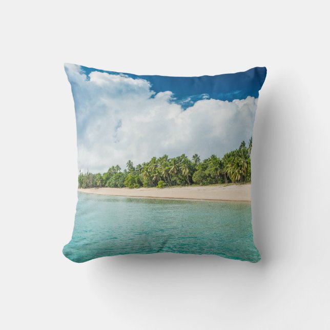Tropisch strand omzoomd door palmen kussen (Voorkant)