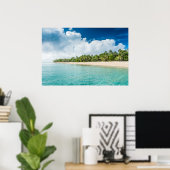 Tropisch strand omzoomd door palmen poster (Thuiskantoor)