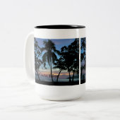 Tropisch strand op zonsondergang tweekleurige koffiemok (Voorkant links)