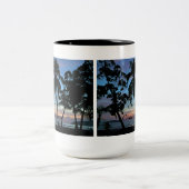 Tropisch strand op zonsondergang tweekleurige koffiemok (Center)