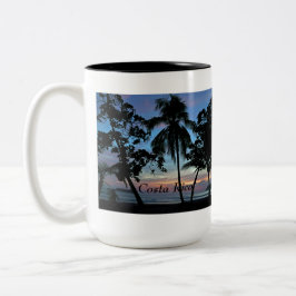 Tropisch strand op zonsondergang tweekleurige koffiemok