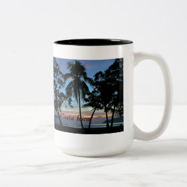 Tropisch strand op zonsondergang tweekleurige koffiemok