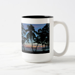 Tropisch strand op zonsondergang tweekleurige koffiemok