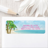 Tropisch strand, palmbomen en roze tekstadres etiket (Insitu)