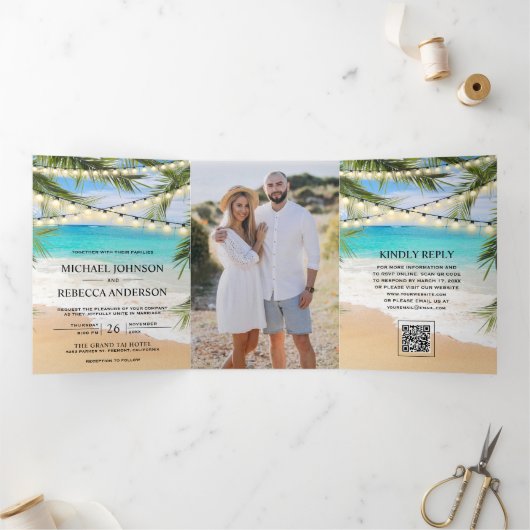 Tropisch strand palmbomen slingerlichten QR-code b Drieluik Uitnodiging (Binnen)
