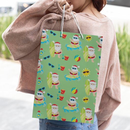 Tropisch strand surfende kerstman Cute kerst Medium Cadeauzakje