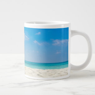 Tropisch strand zeezand lucht & zomerdag grote koffiekop