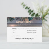 Tropisch strand zonsondergang bestemmingshuwelijk  RSVP kaartje (Staand voorkant)