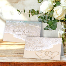 Tropisch strandhuwelijk met blauwe oceaan golven