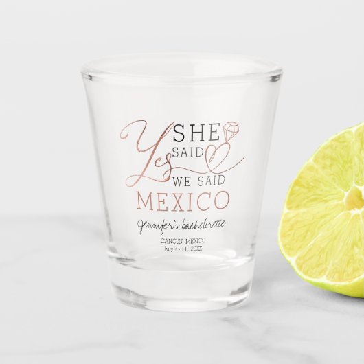 Tropisch Strandthema Roze Script Hen Party Shot Glas (Voorkant)